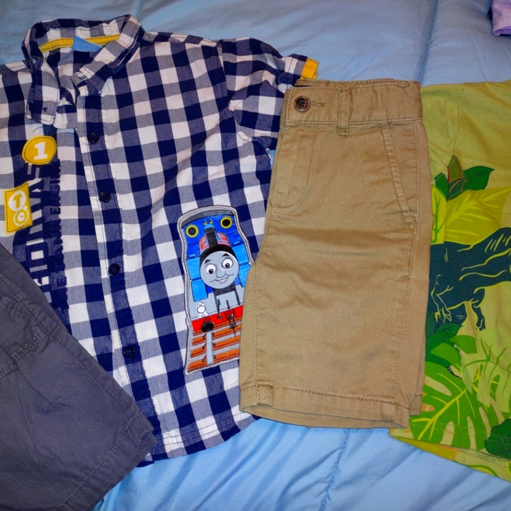Boy's sz 5 shorts and tops.